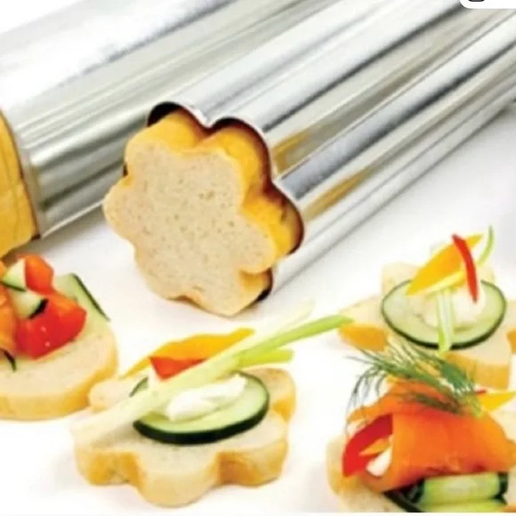 👗Pampered Chef scalloped bread tube - Picture 1 of 5